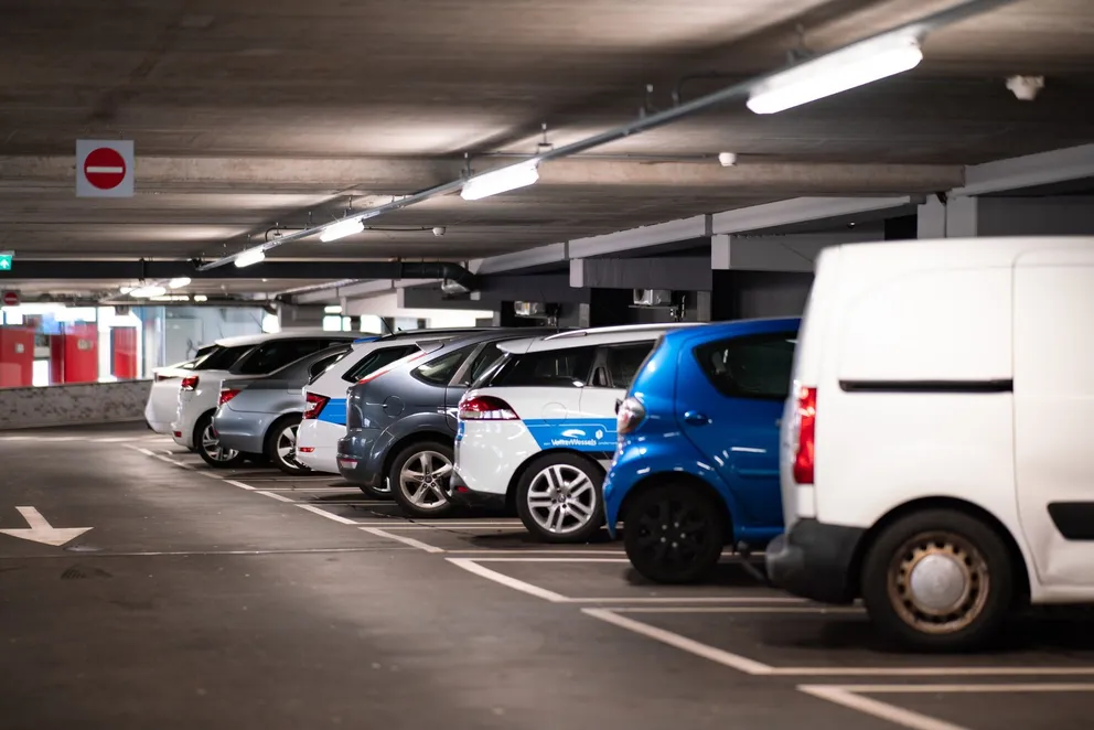 Varios automóviles en un estacionamiento. | Foto: Unsplash