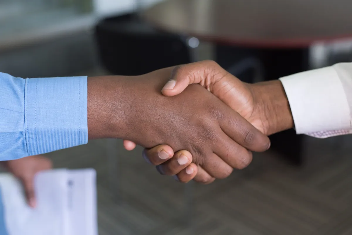People shaking hands | Source: Unsplash