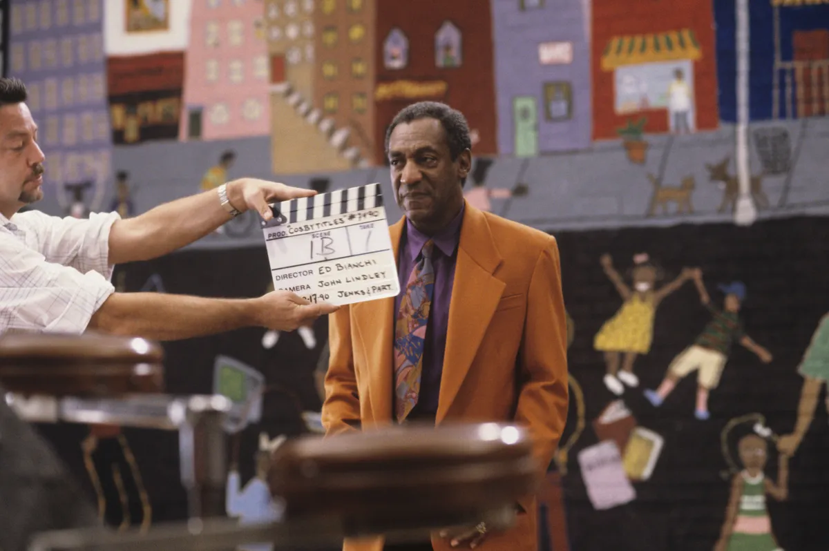 Bill Cosby filmant une séquence d'ouverture à New York en 1990. |  Photo : Getty Images