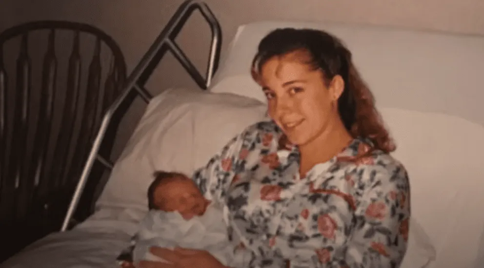 Beth Cole con su hija, Rebecca Hook en el hospital. | Foto: youtube/abcactionnews