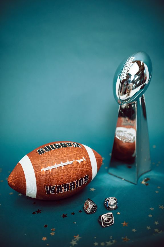 Balón y trofeo. | Foto: Pexels