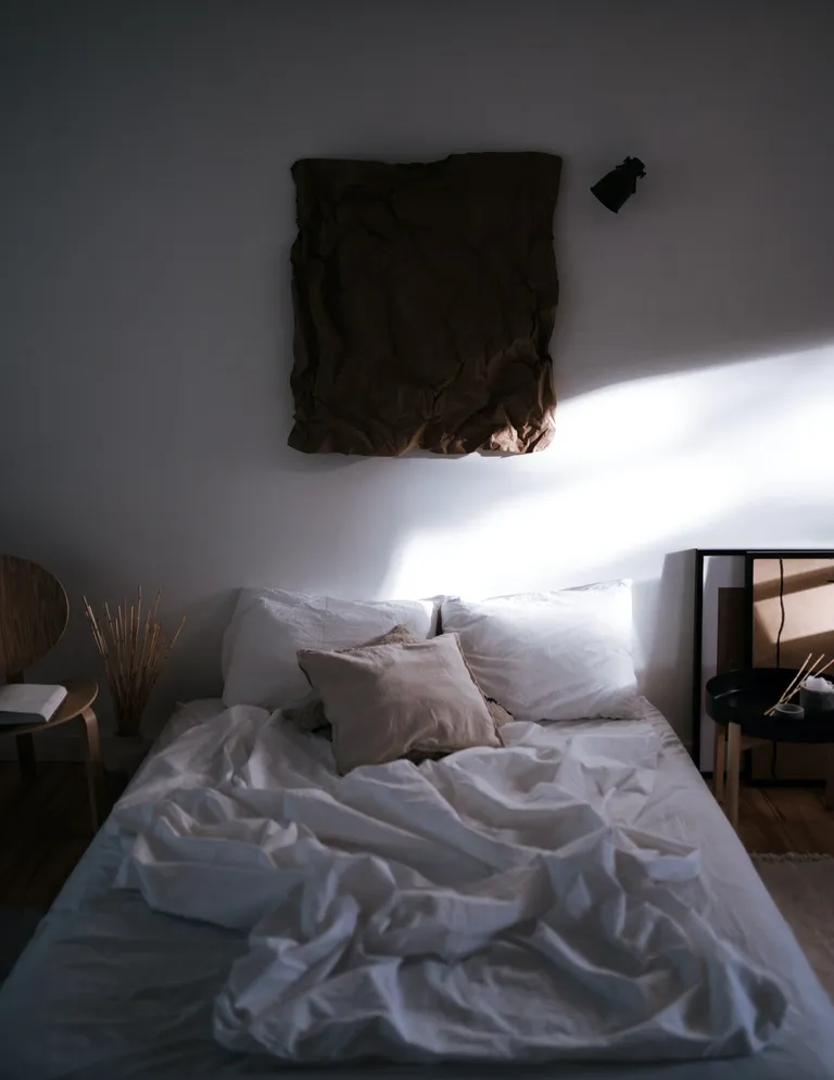 Una habitación con una cama vacía. | Foto: Pexels