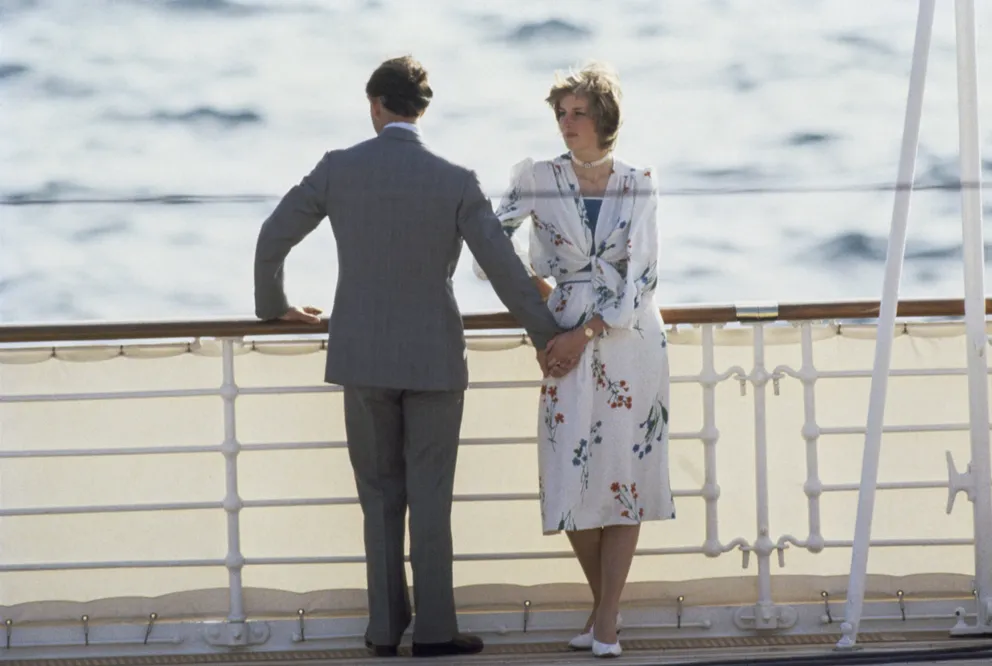 El príncipe Charles y la princesa Diana en el Royal Yacht Britannia para su crucero de luna de miel el 1 de agosto de 1981. | Foto: Getty Images