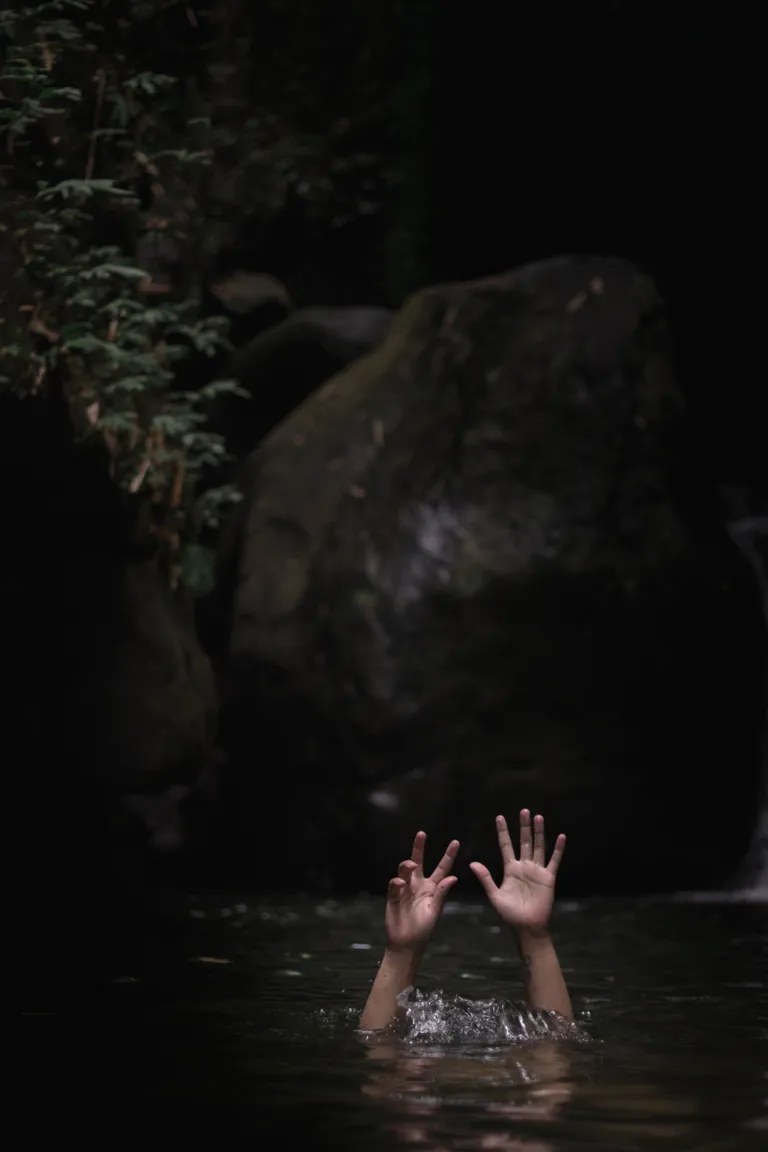 Persona sumergida en el agua. | Foto: Pexels