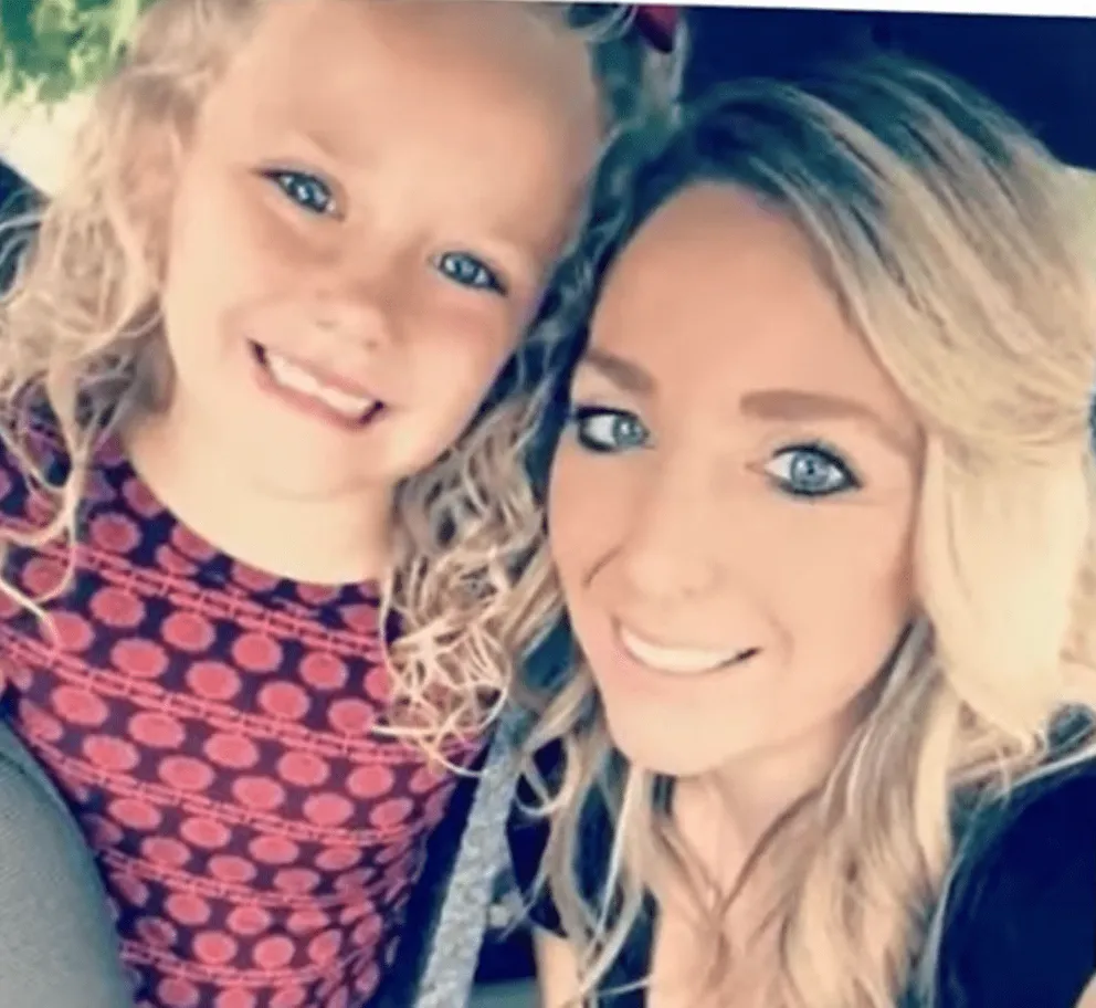 Una selfie de Traci Redford y su hija, Abcde. | Foto: Youtube.com/Inside Edition