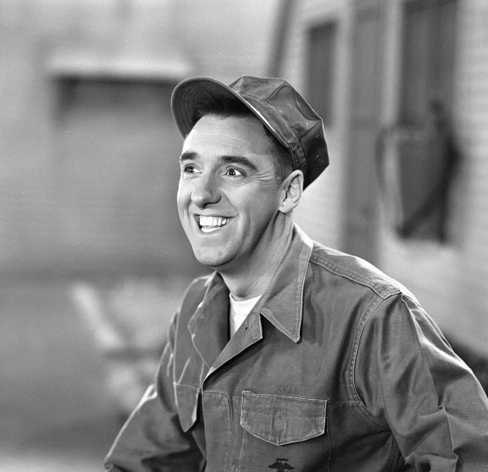 Jim Nabors sourit pendant le tournage de "Gomer Pyle, USMC" le 30 septembre 1964 | Photo : Getty Images