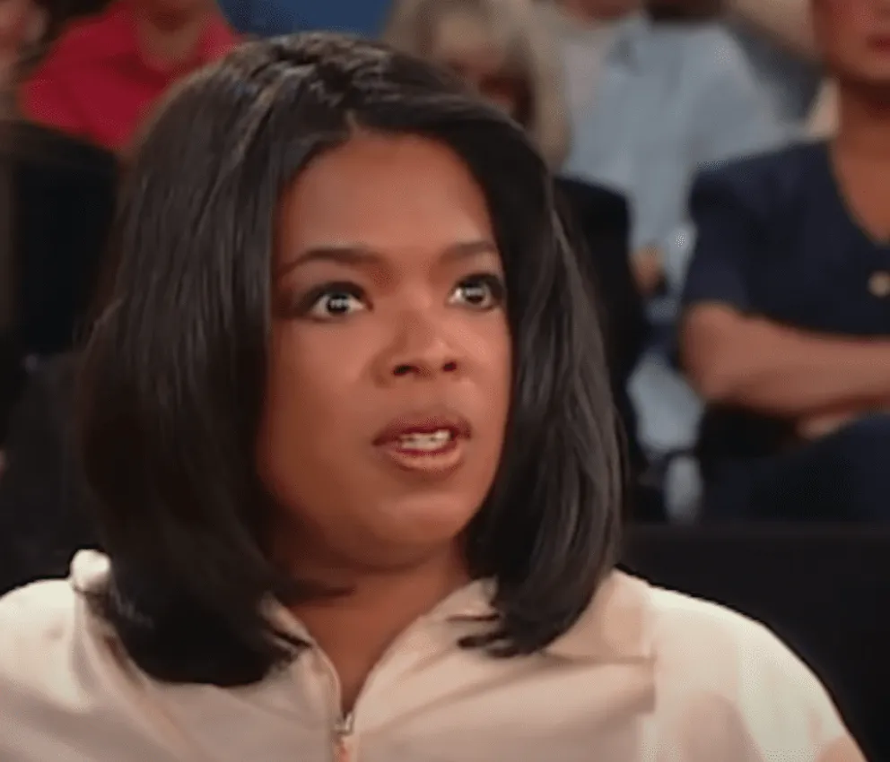 La presentadora, Oprah Winfrey, está atónita con la historia de una mujer sobre cómo su esposo la había engañado. | Foto: Youtube.com/OWN