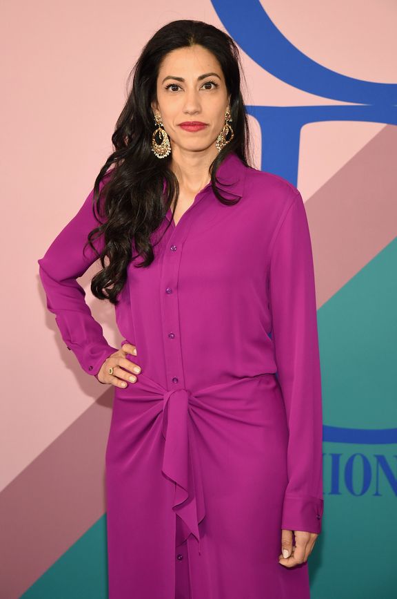 Huma Abedin asiste a los CFDA Fashion Awards 2017 en el Hammerstein Ballroom. | Foto: Getty Images