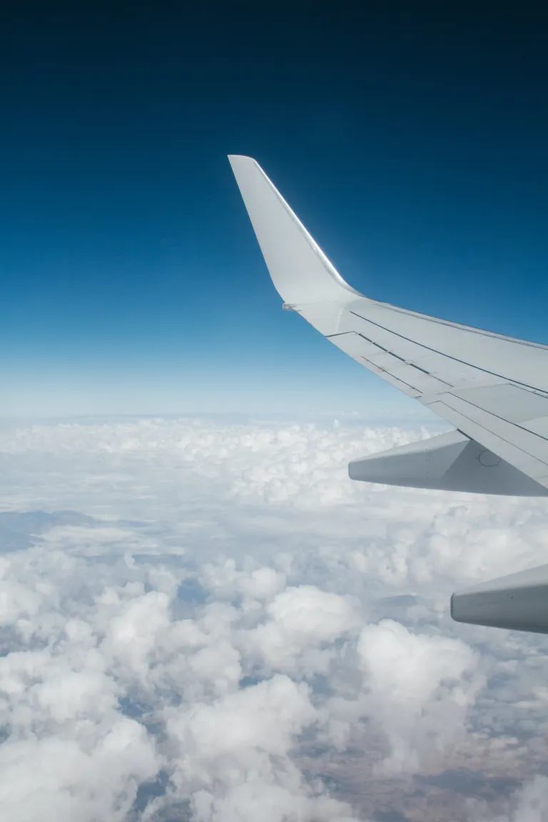 Un avión volando sobre las nubes. | Foto: Pexels
