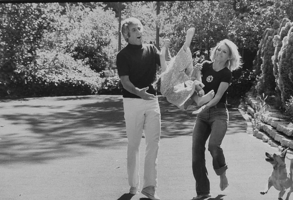 Burt Bacharach et sa femme Angie Dickinson jouant avec Nikki en mai 1974 | Photo : Getty Images
