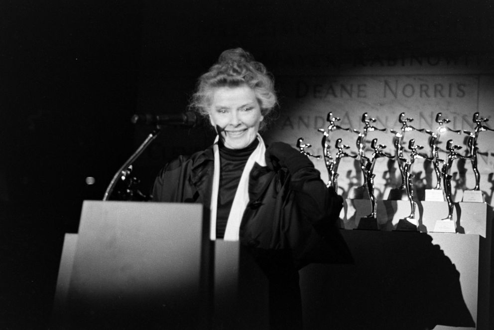 Katharine Hepburn prend la parole sur scène lors du gala annuel du Council of Fashion Designers of America à la New York Public Library le 20 janvier 1986 à New York City | Source : Getty Images