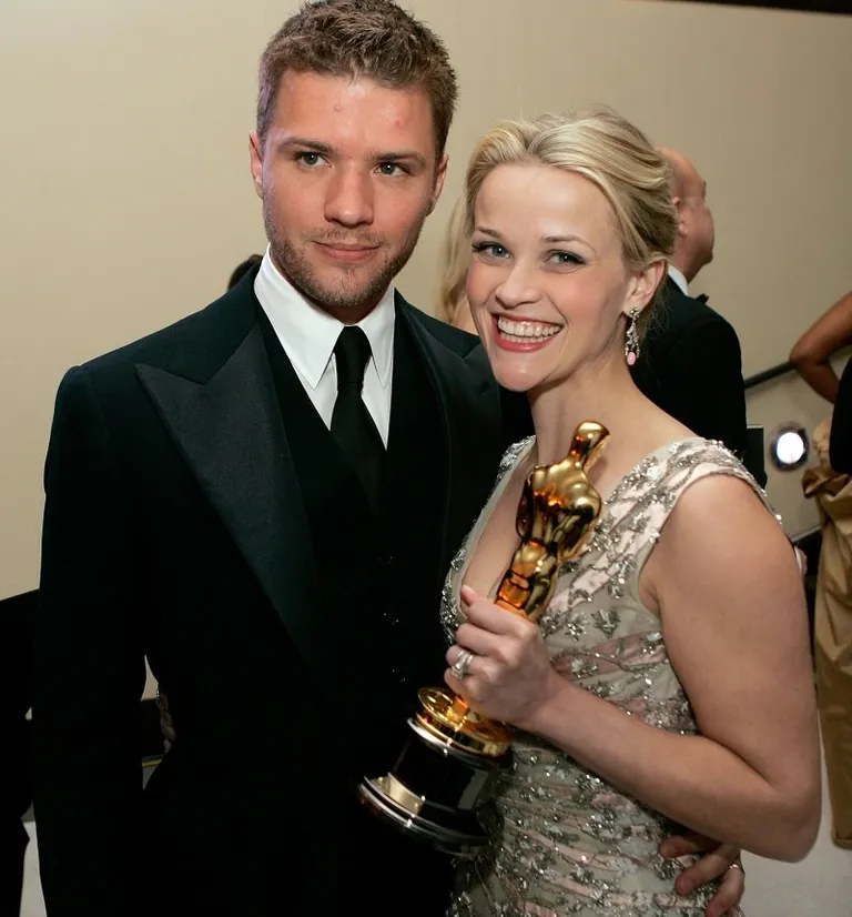 Reese Witherspoon et son mari Ryan Phillippe le 5 mars 2006 à Hollywood, Californie. | Photo : Getty Images
