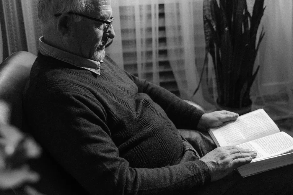 Un hombre mayor leyendo un libro. | Foto: Pexels