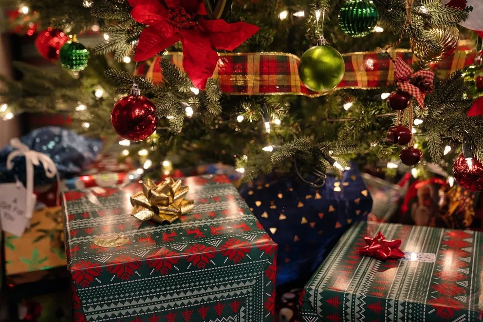 Varios obsequios debajo de un árbol de Navidad. | Foto: Unsplash