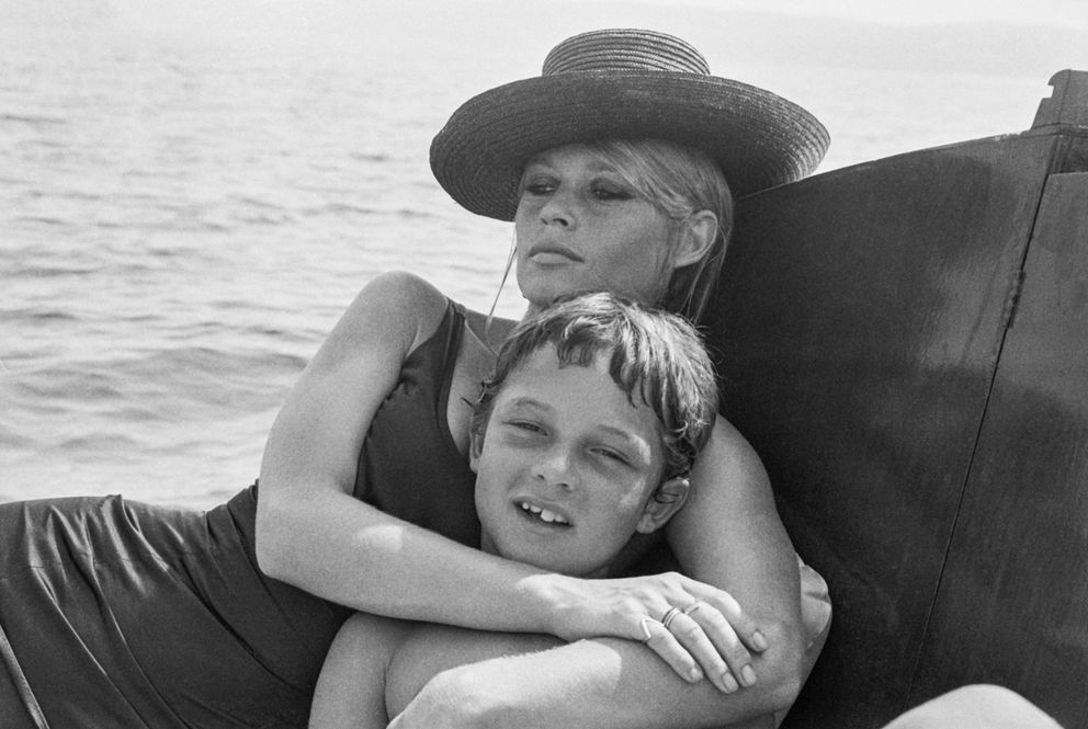 Brigitte Bardot avec son fils Nicolas en France, 1961. | Source : Getty Images