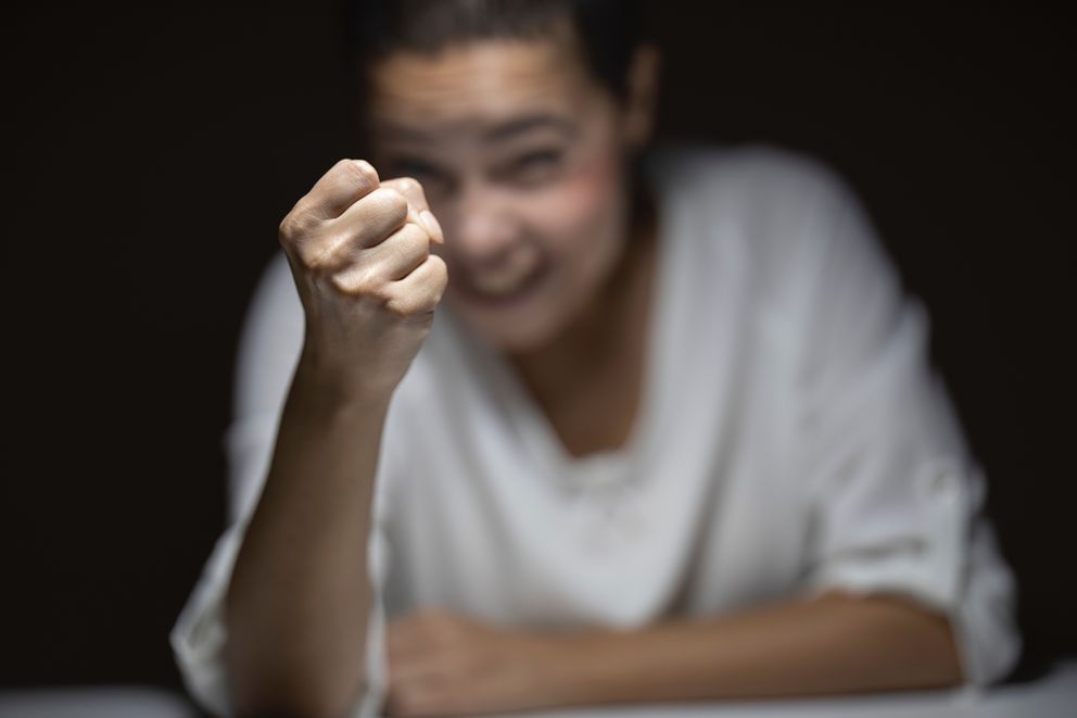 Una mujer enojada amenazando con un puño. | Foto: Pexels