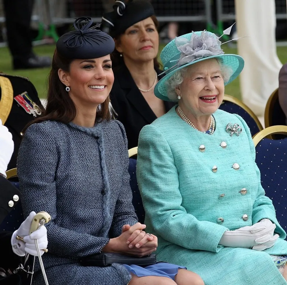La Duchesse Kate Middleton et la Reine Elizabeth II le 13 juin 2012 à Nottingham, Angleterre | Photo : Getty Images