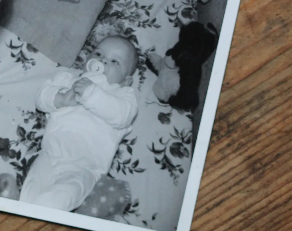 Fotografía en blanco y negro de un bebé. | Foto: Unsplash