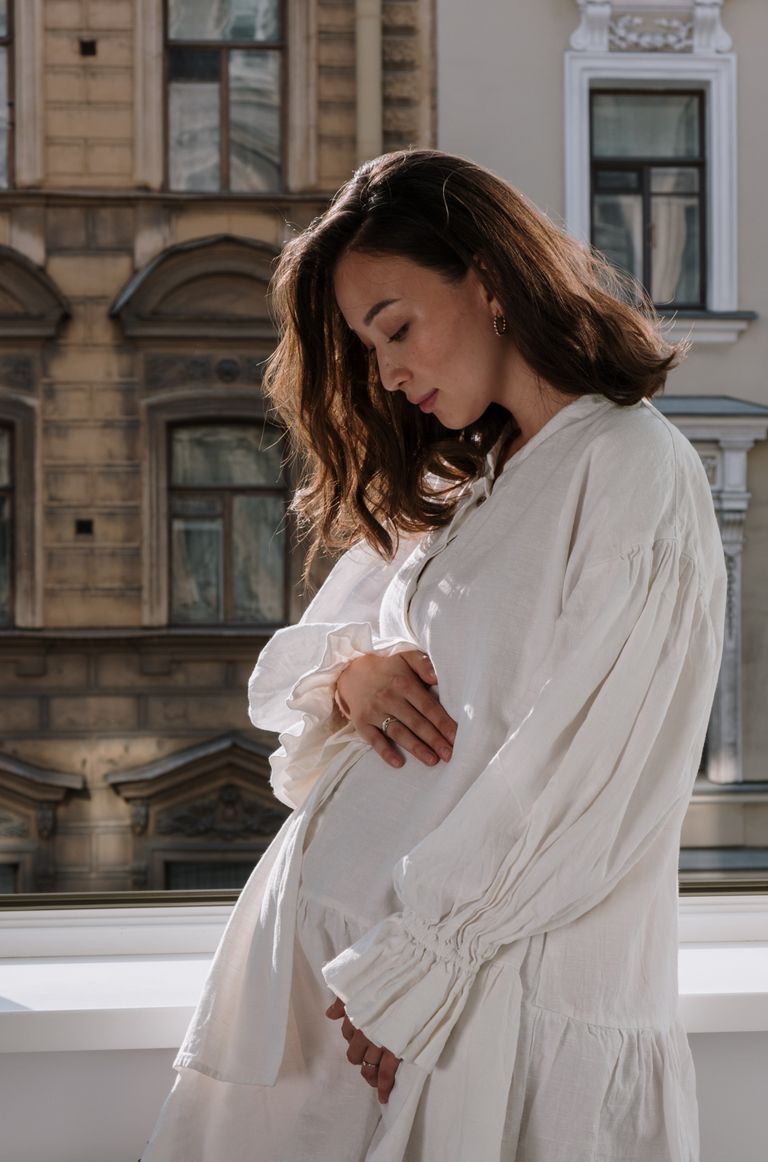 Una mujer embarazada mirando su pancita. | Foto: Pexels