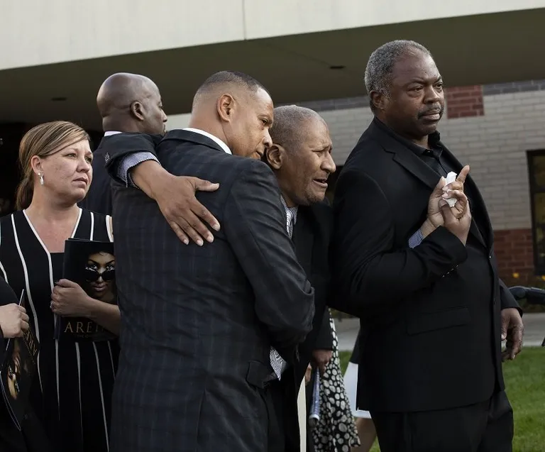 Clarence Franklin [centro] rodeado de asistentes al funeral de Aretha Franklin, el 31 de agosto de 2018 en Detroit, Michigan. | Foto: Getty Images