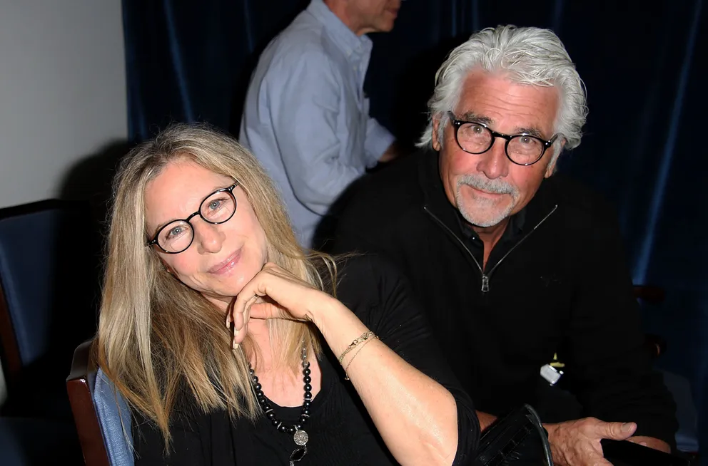Barbra Streisand et James Brolin assistent à la première de "And So It Goes" au Guild Hall le 6 juillet 2014 à East Hampton, New York. | Photo : Getty Images