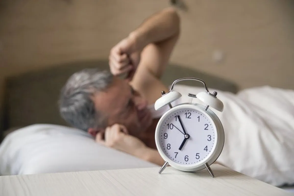 Réveil à côté du lit. Image : Freepik