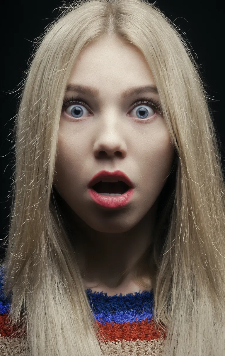 Una joven con rostro sorprendido. | Foto: Unsplash
