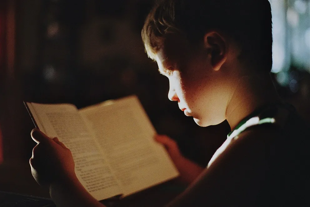 Niño leyendo. | Foto: Pixabay