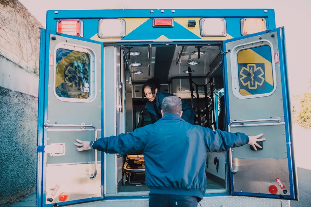 Les enfants ont été emmenés d'urgence chez les ambulanciers.| Source : Pexels