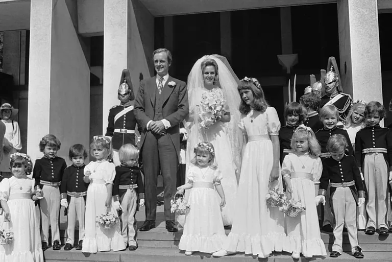 Camilla Shand y el comandante Andrew Parker-Bowles posan con sus pajes y damas de honor después de su boda en la Capilla de los Guardias, el 4 de julio de 1973. | Foto: Getty Images