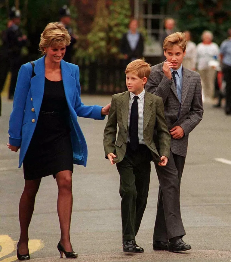 Le Prince William arrive avec Diana, Princesse de Galles et le Prince Harry pour son premier jour au collège Eton le 6 septembre 1995 à Windsor, Angleterre.| Source : Getty Images