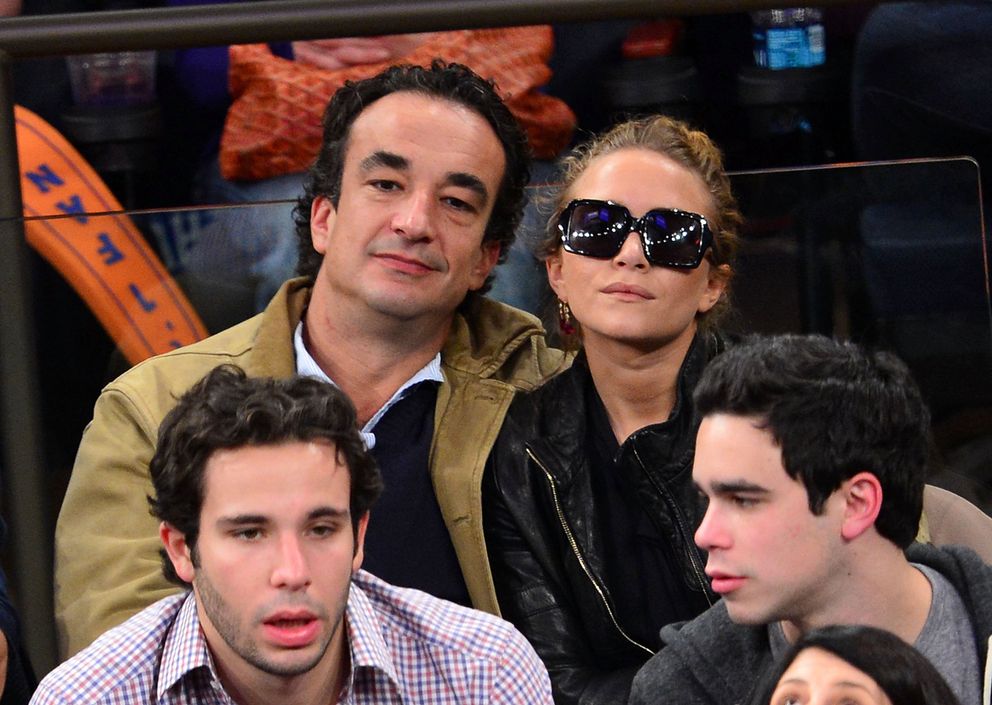 Olivier Sarkozy y Mary-Kate Olsen durante el juego de los New York Knicks vs Indiana Pacers en el Madison Square Garden, el 18 de noviembre de 2012 en Nueva York. | Foto: Getty Images