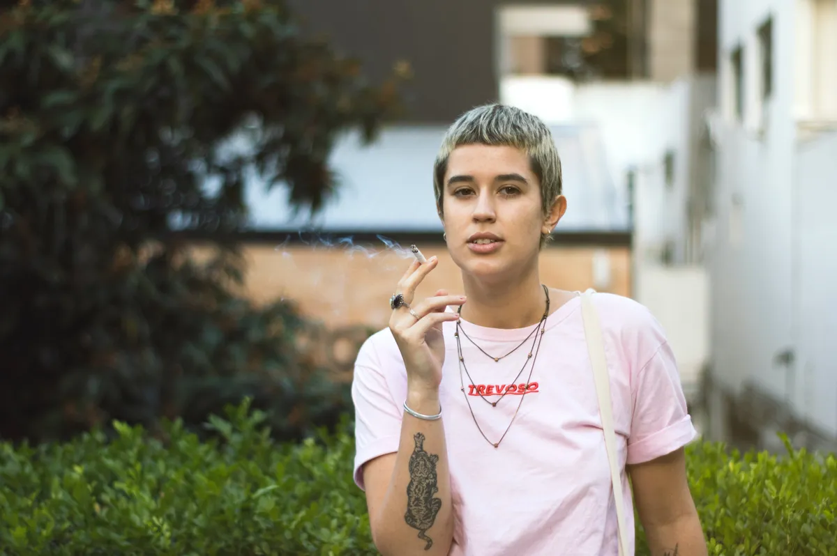Une femme qui fume | Source: Unsplash