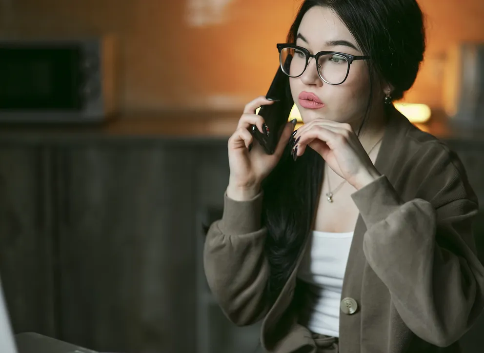 Una mujer hablando a través de un teléfono celular. | Foto: Pexels