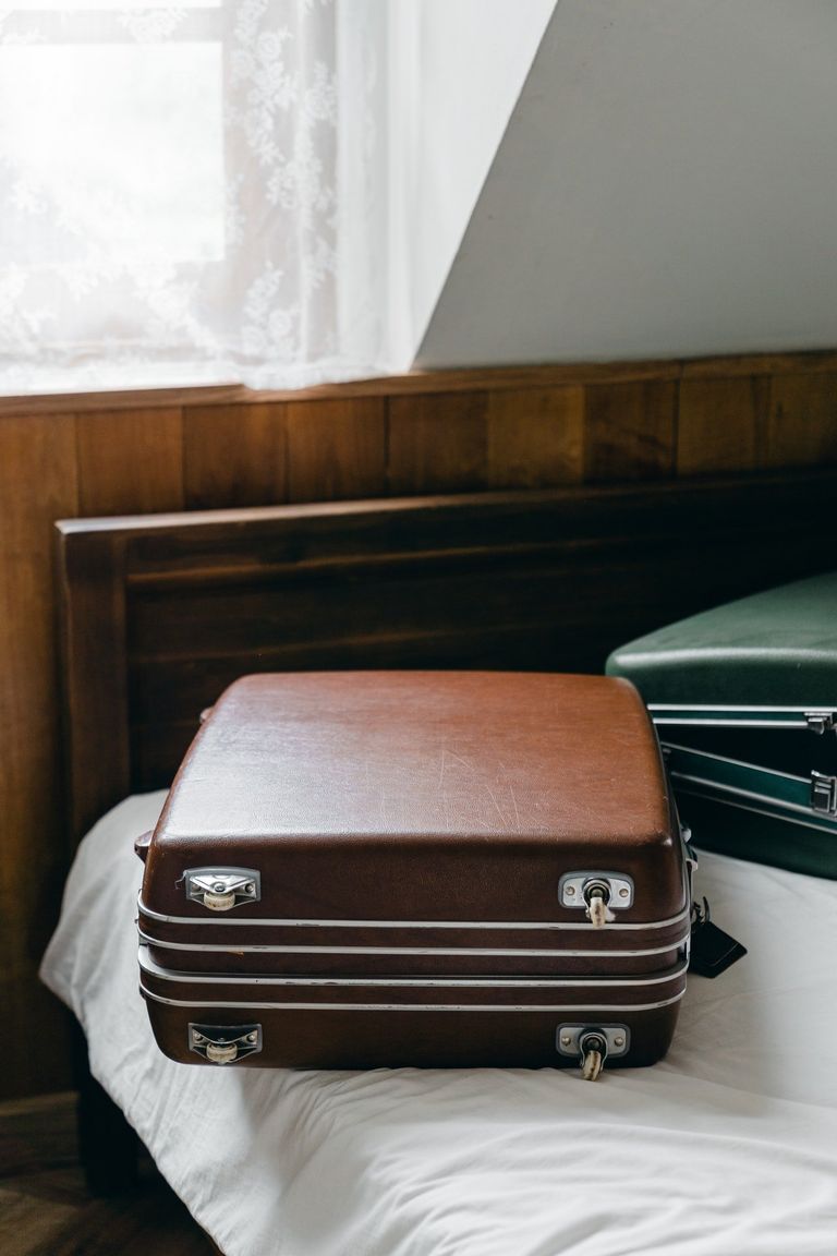 Una maleta sobre una cama. | Foto: Pexels