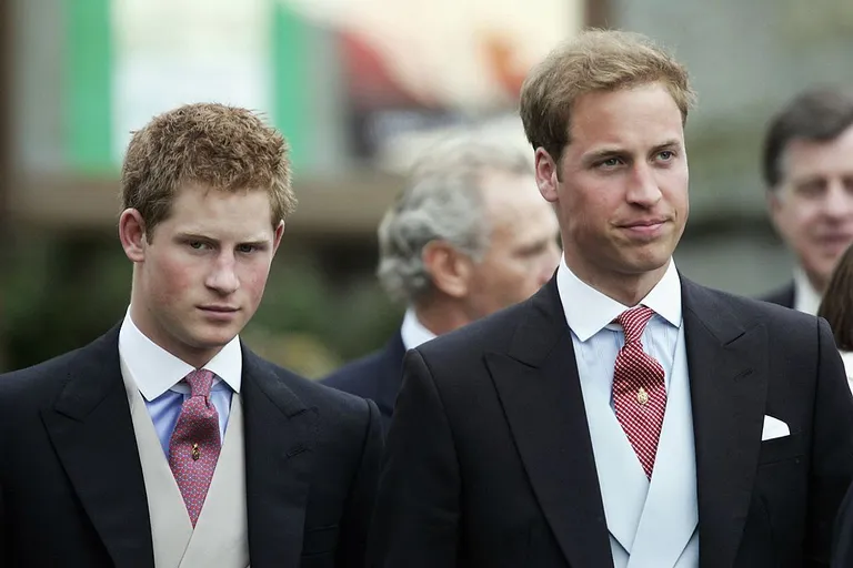 El príncipe William y el príncipe Harry en la iglesia de St Cyriac, Lacock, el 6 de mayo de 2006 en Wiltshire, Inglaterra. | Foto: Getty Images