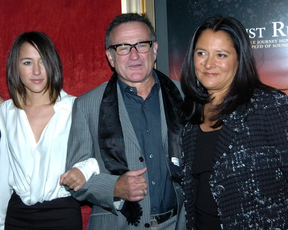 Robin Williams con su esposa Marsha y su hija Zelda en el estreno en Nueva York de "August Rush" en el Ziegfeld Theater. | Foto: Getty Images