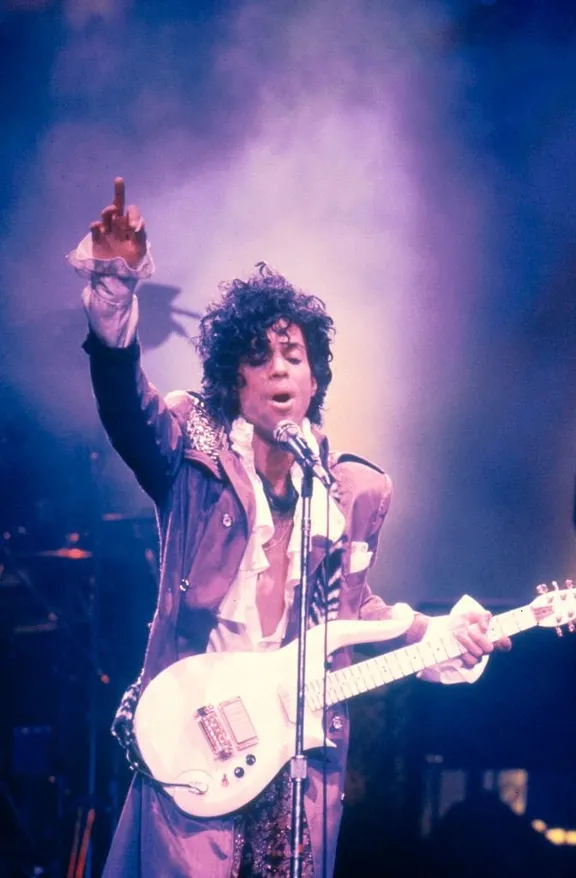 Prince actuando durante su gira Purple Rain en el Ritz Club. | Foto: Getty Images