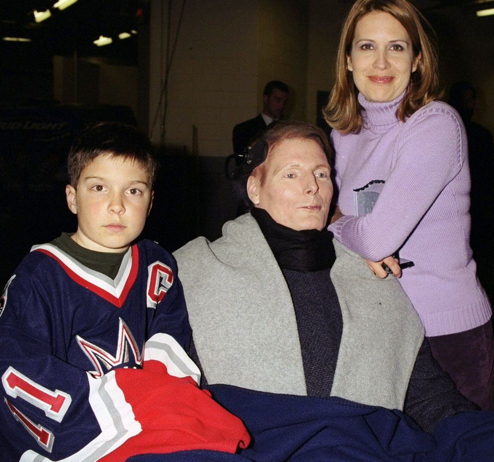 Christopher Reeve con Dana Reeve y su hijo Will en SuperSkate 2001, un juego de hockey sobre hielo de caridad de celebridades en el Madison Square Garden. | Foto: Getty Images