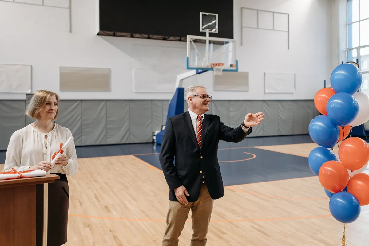 Il y avait une assemblée scolaire au gymnase. | Source : Pexels