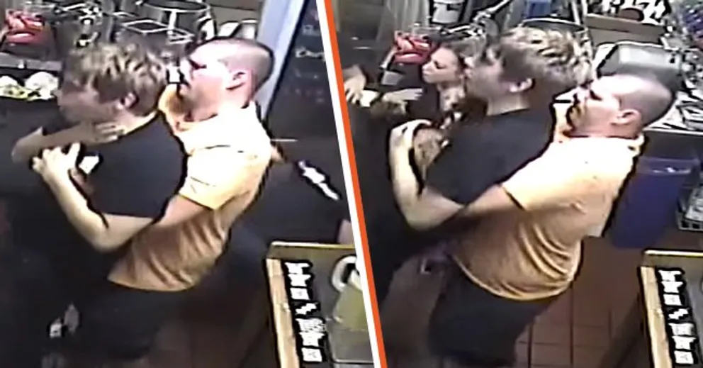 Un camarero realiza la maniobra de Heimlich en un joven que se está asfixiando. | Foto: Facebook/viralhog