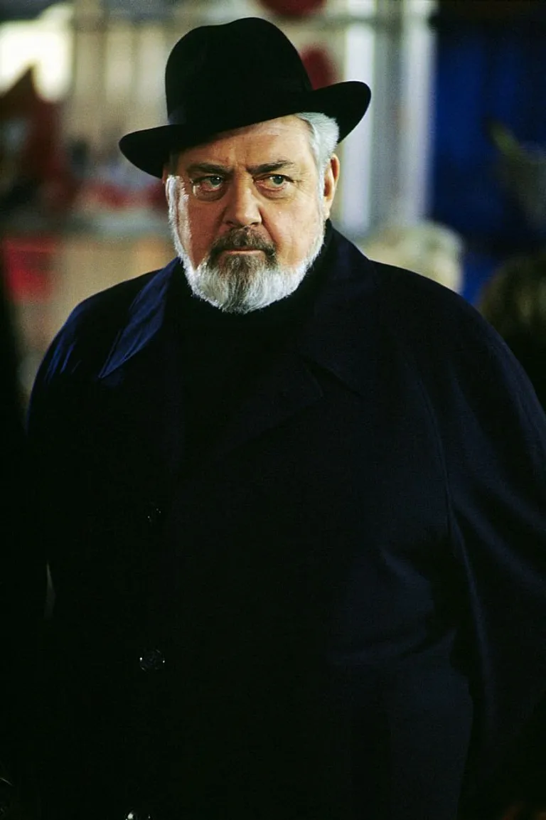 Raymond Burr lors du tournage de la série télévisée "Perry Mason" le 8 décembre 1989 | Photo : Getty Images