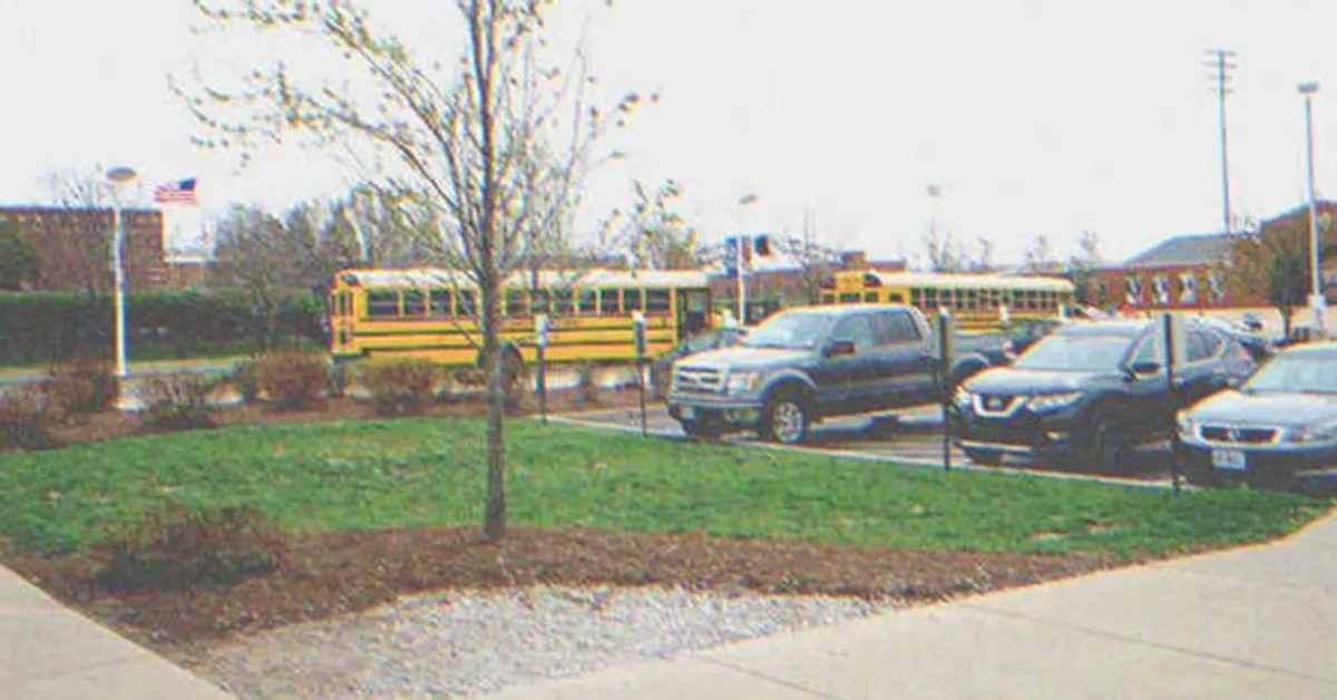 Estacionamiento de una escuela lleno de vehículos. | Foto: Shutterstock