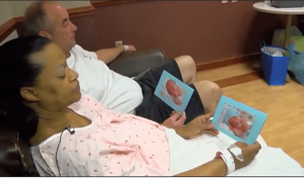 Claudette Cook y su marido en el hospital después del parto. | Foto: Youtube.com/TMJ4 News