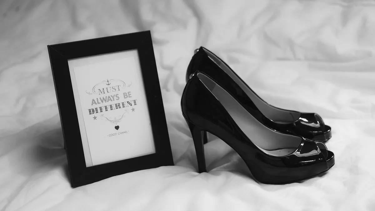 Garrett lui a trouvé des chaussures, même s'il savait qu'elle ne pouvait rien s'offrir là-bas. | Source : Unsplash