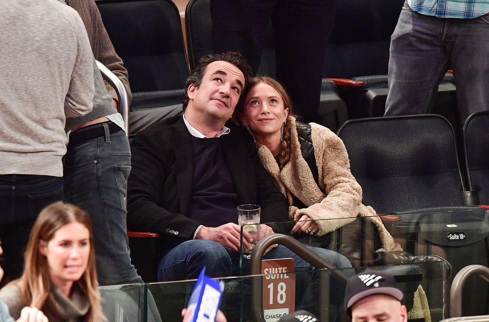 Olivier Sarkozy y Mary-Kate Olsen durante el juego New York Knicks vs Brooklyn Nets en el Madison Square Garden, el 9 de noviembre de 2016 en Nueva York. | Foto: Getty Images
