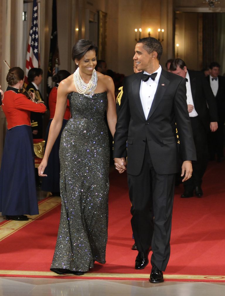 Le président Barack Obama et la première dame Michelle Obama entrent dans la salle Est après un dîner à la Maison Blanche le 22 février 2009 à Washington, DC | Source : Getty Images
