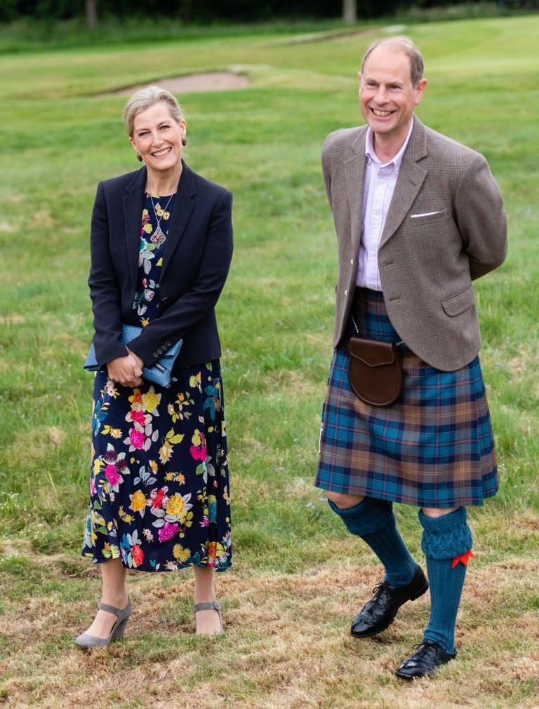 Le prince Edward et Sophie visitent le Forfar Golf Club pour marquer le 150e anniversaire du club, le 28 juin 2021, à Forfar, en Écosse | Source : Getty Images   