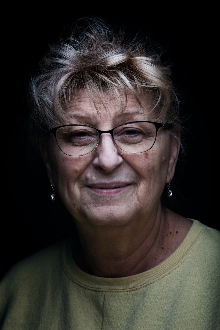 Una anciana con anteojos sonriendo. | Foto: Unsplash