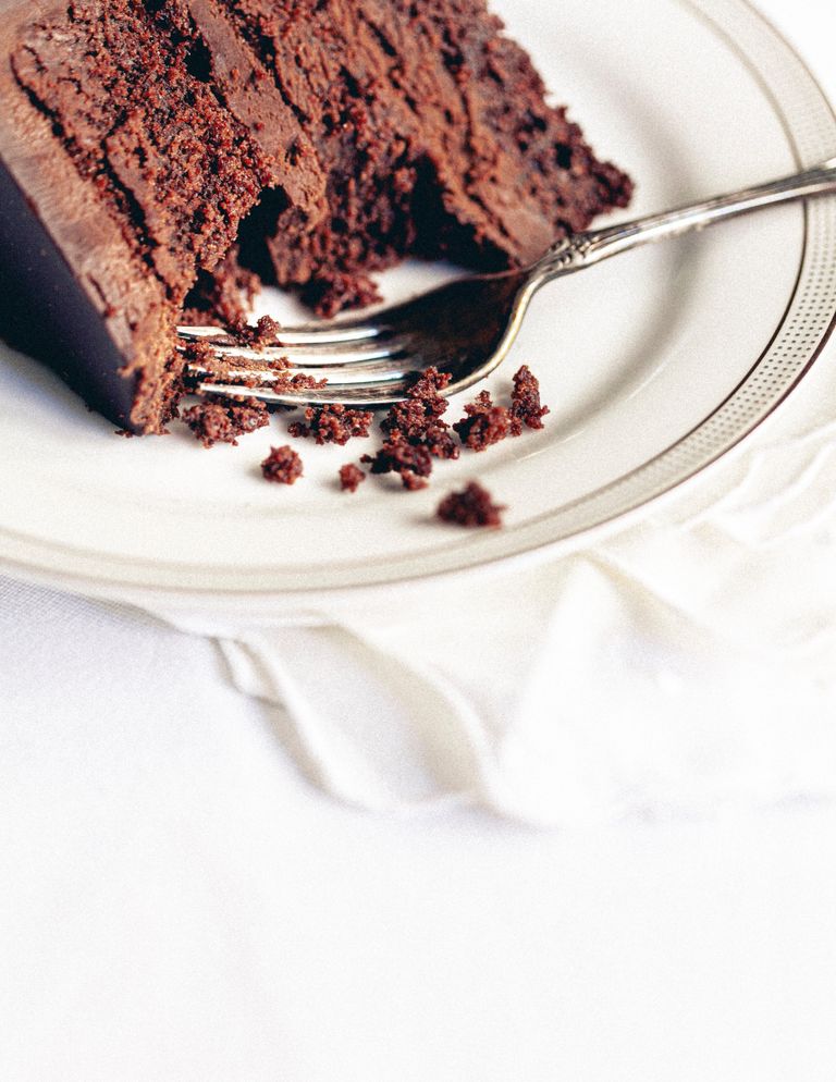 Un plato con un trozo de pastel de chocolate. | Foto: Unsplash